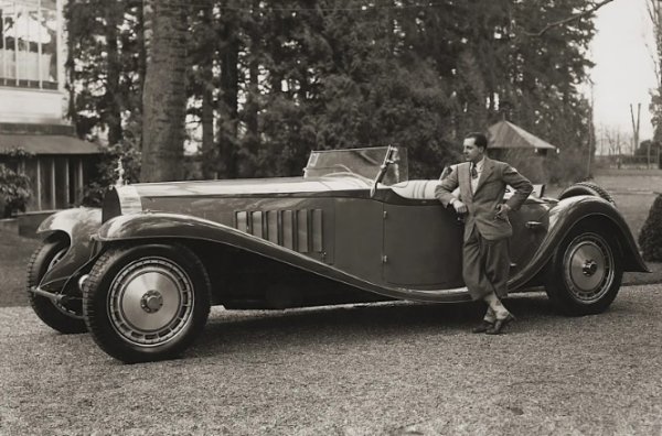 Огромният 12,7-литров осемцилиндров двигател на Bugatti от 20-те години на миналия век е многофункционален, но не защото са направени чак толкова много екземпляри. Просто се използва за различни цели.

Той е предназначен за суперлуксозния Bugatti Royale, който намира много малко клиенти дори сред европейските монархии през 30-те години на миналия век. Само седем от тези автомобили са направени. Производството на двигателя е много по-мащабно. Той е бил използван за задвижване на влакове, управлявани от Френската национална железница, чак до средата на 80-те години.